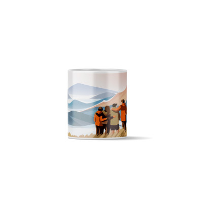 Tazza da caffè con un’illustrazione che raffigura una famiglia di 4 persone durante un’escursione in montagna.