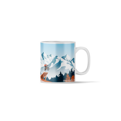 Tazza da caffè con un’illustrazione di un salto in mountain bike in montagna dai toni arancioni, blu e rossi.