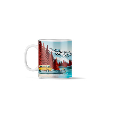 Kaffeetasse mit einer farbenfrohen Illustration, die einen Fischer vor einem See zeigt, mit Bergen und einem Van im Hintergrund.