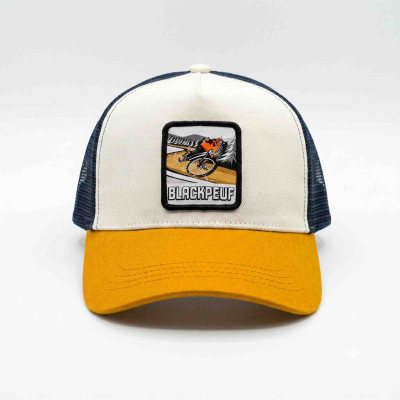 Cappellino con rete posteriore con una grafica di una mountain bike in un campo di grano nei colori giallo, bianco e blu.