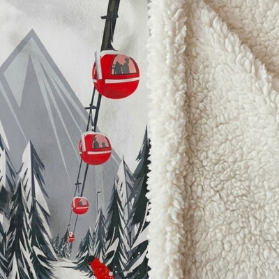 Weißes XL-Plaid mit Fell, weich und dick, mit einem Skifahrer, der die Pisten unter roten Seilbahnen hinunterfährt.