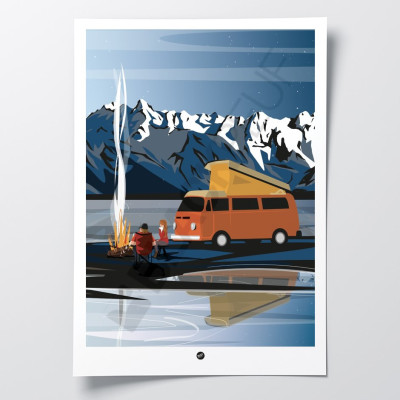 Affiche murale d’un camping au coin du feu entre lac et montagne, aux couleurs bleu, orange et jaune pour décoration