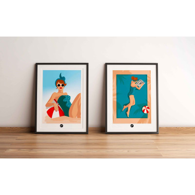 Affiche murale d’une femme lisant sur la plage en mode chill, aux couleurs bleu et beige pour déco Affiche murale d’une femme lisant sur la plage en mode chill, aux couleurs bleu et beige pour déco