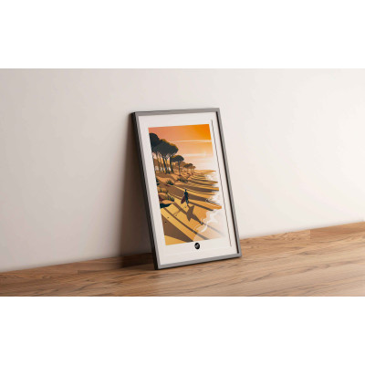 Affiche murale d’un surfeur sur une plage abandonnée, aux tons marron et orange pour décoration Affiche murale d’un surfeur sur une plage abandonnée, aux tons marron et orange pour décoration
