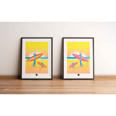Affiche murale d’une surfeuse et sa fille sur la plage, aux tons clairs jaune, bleu et orange pour décoration Affiche murale d’une surfeuse et sa fille sur la plage, aux tons clairs jaune, bleu et orange pour décoration