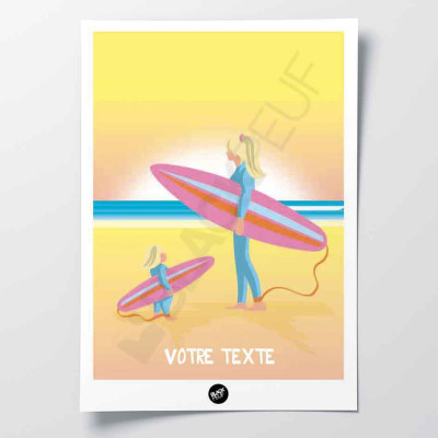 Affiche murale d’une surfeuse et sa fille sur la plage, aux tons clairs jaune, bleu et orange pour décoration Affiche murale d’une surfeuse et sa fille sur la plage, aux tons clairs jaune, bleu et orange pour décoration