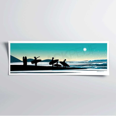 Wandposter mit der Darstellung eines Surfers am Strand bei Sonnenuntergang, blau und schwarz, für Dekorationszwecke. Wandposter mit der Darstellung eines Surfers am Strand bei Sonnenuntergang, blau und schwarz, für Dekorationszwecke.