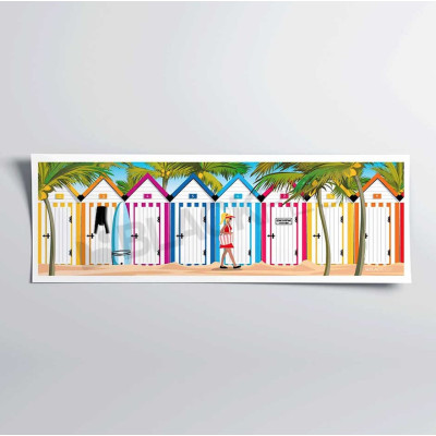 Dekoratives Wandposter mit bunten Strandhütten und Surfbrettern an einem beigen Strand. Dekoratives Wandposter mit bunten Strandhütten und Surfbrettern an einem beigen Strand.