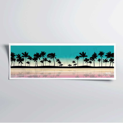 Poster da parete con surfisti al tramonto mattutino su una spiaggia con palme gialle come decorazione. Poster da parete con surfisti al tramonto mattutino su una spiaggia con palme gialle come decorazione.