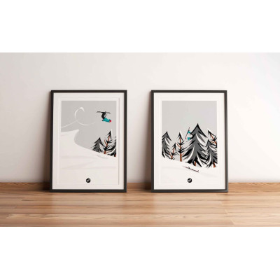 Schwarz-weißes Wandposter eines Skifahrers, der im Sprung gegen eine Tanne fährt, zur Dekoration Schwarz-weißes Wandposter eines Skifahrers, der im Sprung gegen eine Tanne fährt, zur Dekoration