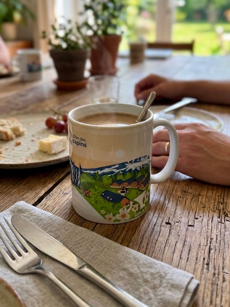 Tasse à café personnalisée montagne au petit déjeuner