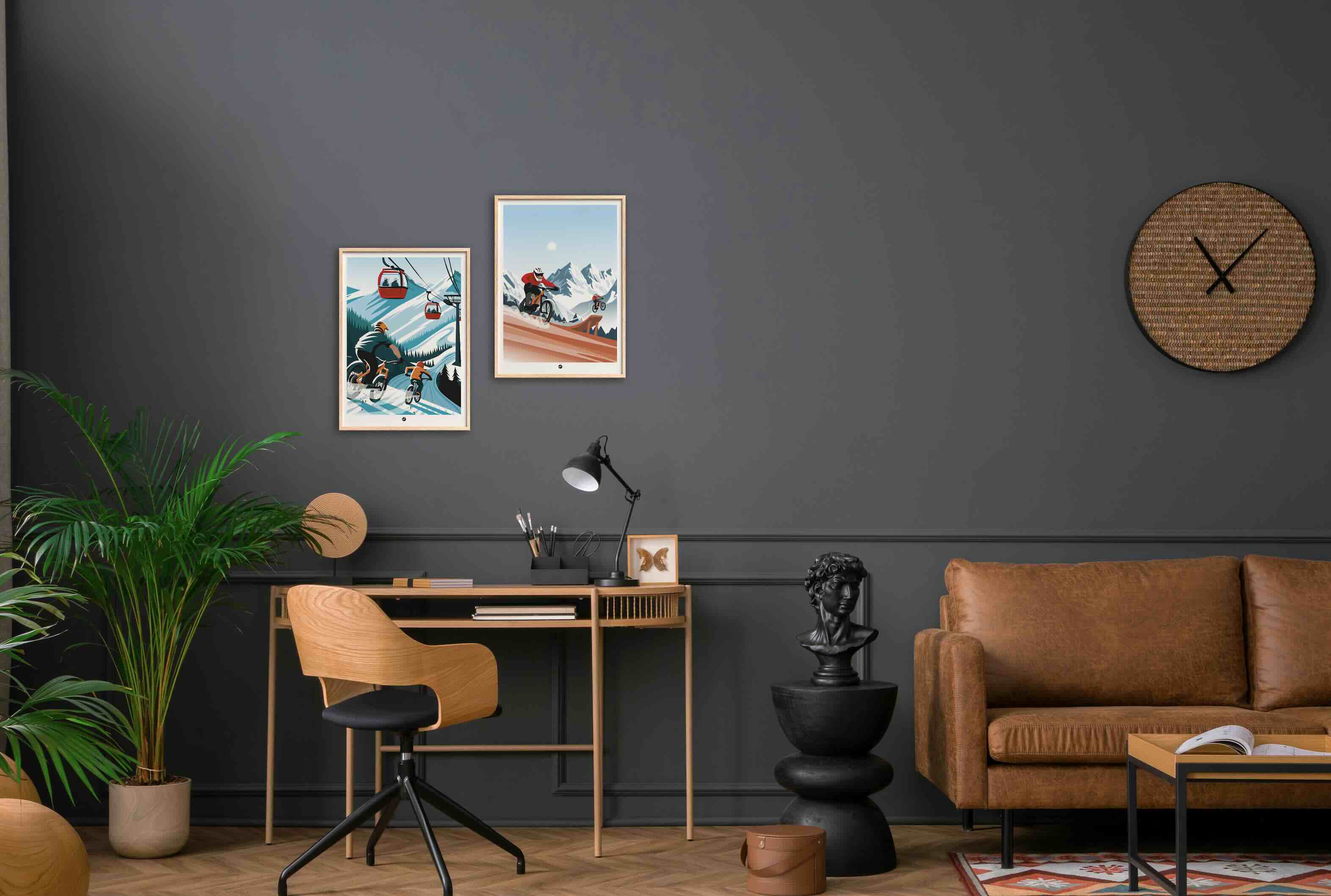 Deux affiches encadrées Blackpeuf illustrant le VTT de montagne dans un bureau élégant : une descente sous des télécabines et des sauts en haute montagne. Idée cadeau VTT pour décoration d'intérieur.