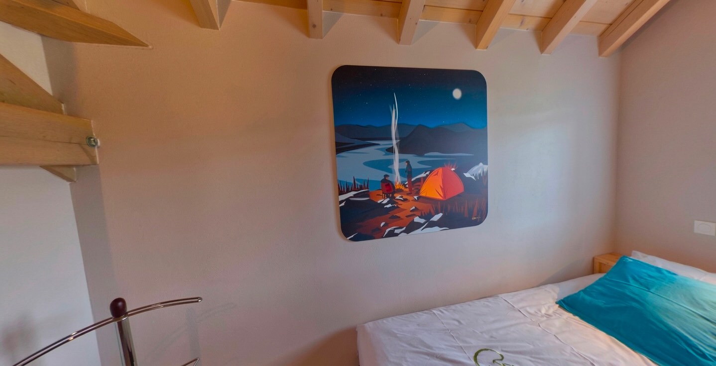 Tableau personnalisé montagne accroché dans la chambre d'un gîte