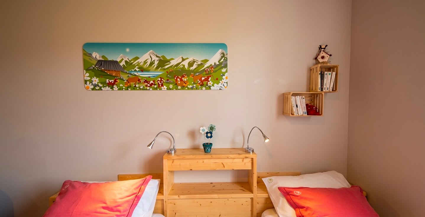 Tableau personnalisé montagne accroché dans la chambre d'un gîte